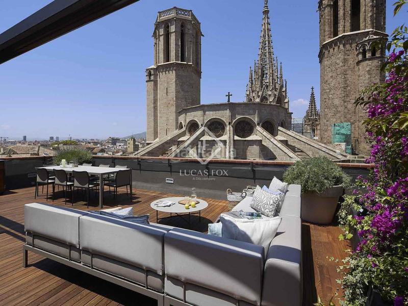 Foto b0e73857-e63a-427e-a3b1-6a0d522223d6. Ático  en excelentes condiciones de 2 dormitorios con 194m terraza en venta en gótico en Barcelona