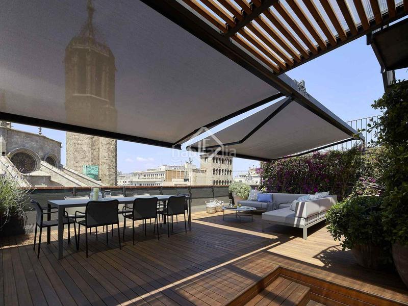Foto bed6398a-fc58-40bd-82db-1e39a8b7375e. Ático  en excelentes condiciones de 2 dormitorios con 194m terraza en venta en gótico en Barcelona