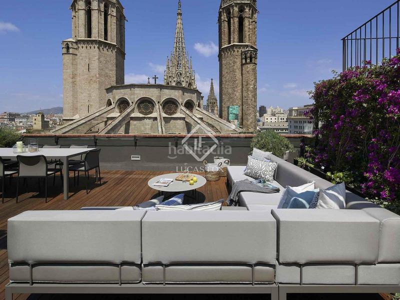 Foto dcd0a6d0-0533-4f34-ace3-11ef56224140. Ático  en excelentes condiciones de 2 dormitorios con 194m terraza en venta en gótico en Barcelona