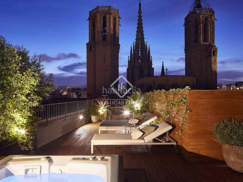 Foto f98bdce8-f53d-42e7-9dc7-fc4f8d6df23b. Ático  en excelentes condiciones de 2 dormitorios con 194m terraza en venta en gótico en Barcelona
