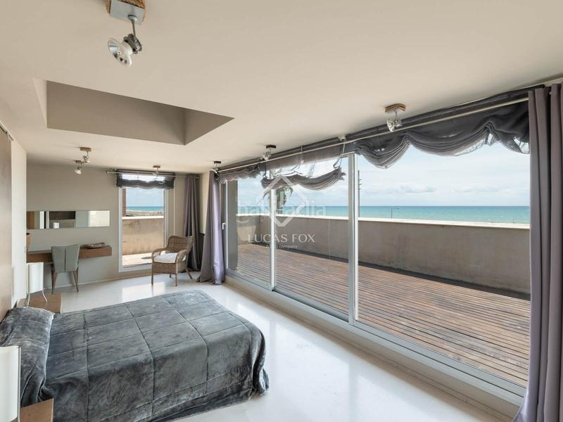 Foto 05bf07e1-7a77-4a5f-b04a-3c6eb7addb90. Alquiler chalet villa de 6 dormitorios en primera línea de mar en alquiler mar en Gavà