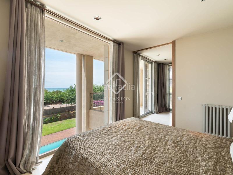 Foto 071d63d0-e7bc-4348-8e41-af942cb79274. Alquiler chalet villa de 6 dormitorios en primera línea de mar en alquiler mar en Gavà