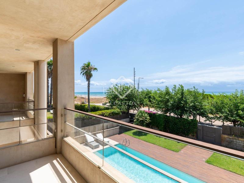 Foto 12ca9a32-325e-4e00-ab3d-e4180d20ea48. Alquiler chalet villa de 6 dormitorios en primera línea de mar en alquiler mar en Gavà