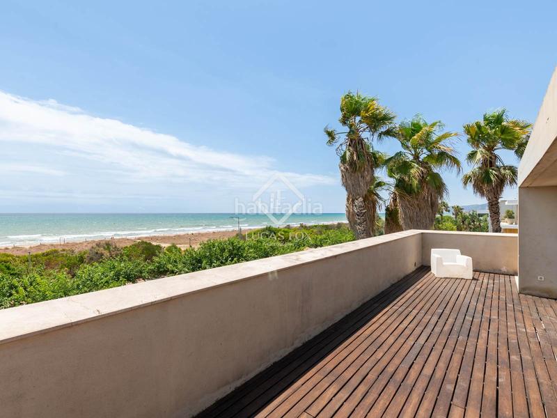 Foto 279d0874-49b1-4832-aaee-292e78874127. Alquiler chalet villa de 6 dormitorios en primera línea de mar en alquiler mar en Gavà
