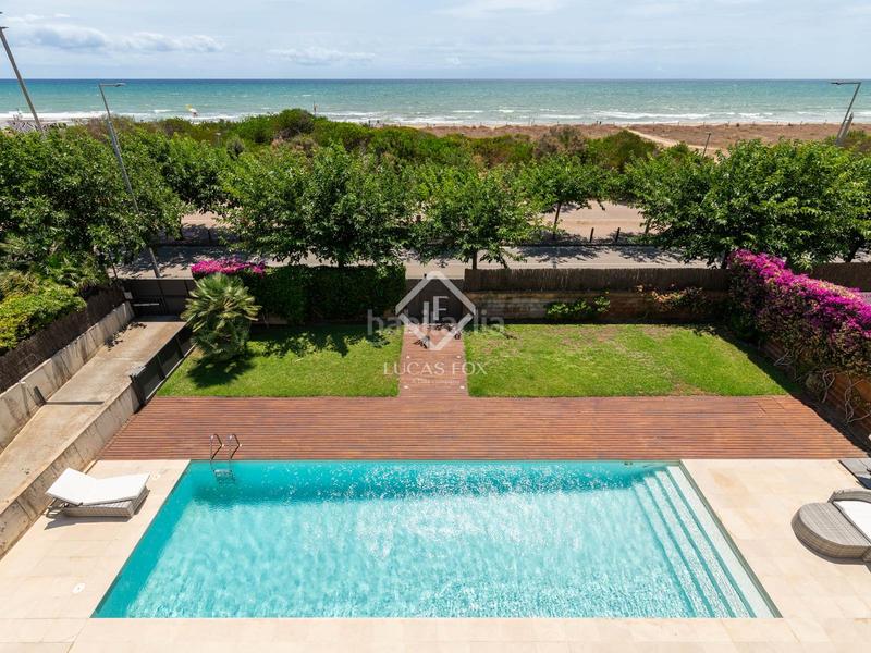 Foto 2f71c07e-59ce-4545-9163-1c6d01ed7775. Alquiler chalet villa de 6 dormitorios en primera línea de mar en alquiler mar en Gavà