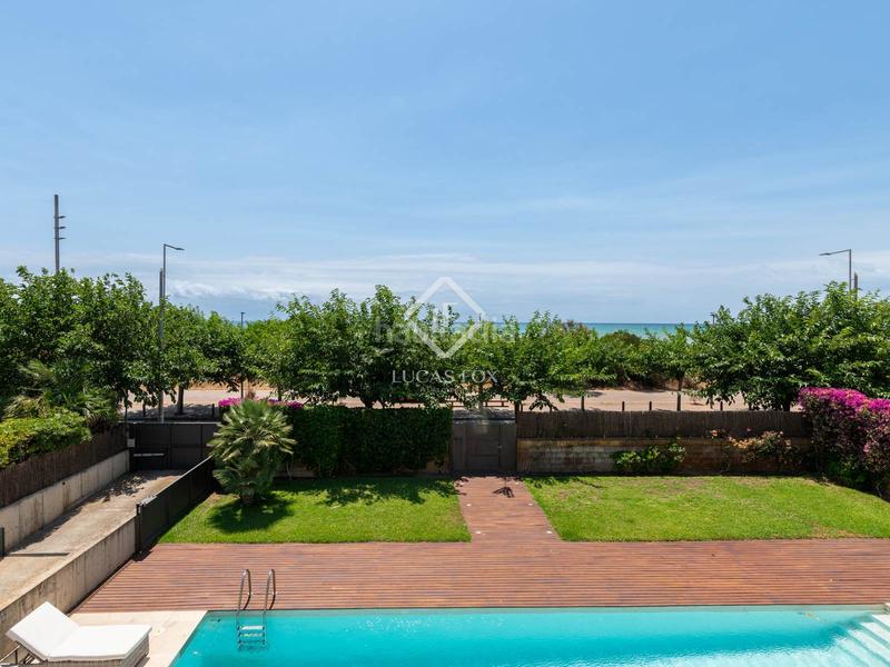 Foto 4000408a-0521-4711-9010-0bcb89c3e336. Alquiler chalet villa de 6 dormitorios en primera línea de mar en alquiler mar en Gavà