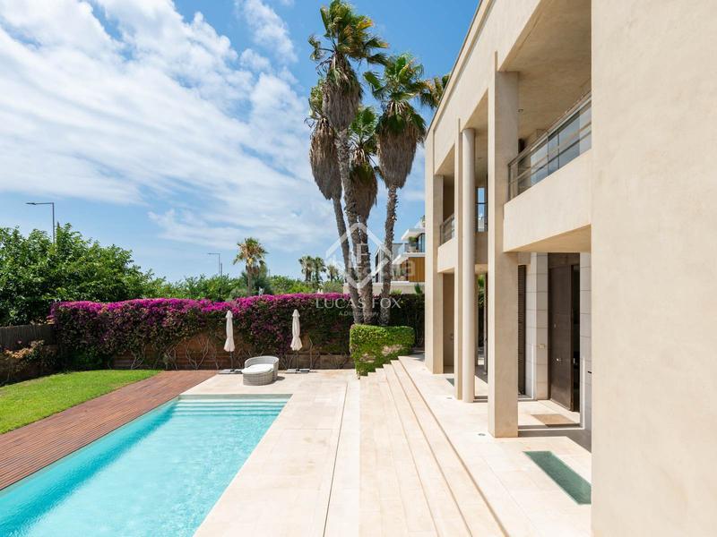 Foto 4f49ea57-3762-45ba-909f-3c74488c03c2. Alquiler chalet villa de 6 dormitorios en primera línea de mar en alquiler mar en Gavà
