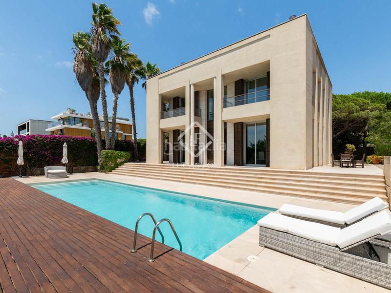 Foto a942076c-575a-4c33-91ab-653df7b1b88a. Alquiler chalet villa de 6 dormitorios en primera línea de mar en alquiler mar en Gavà