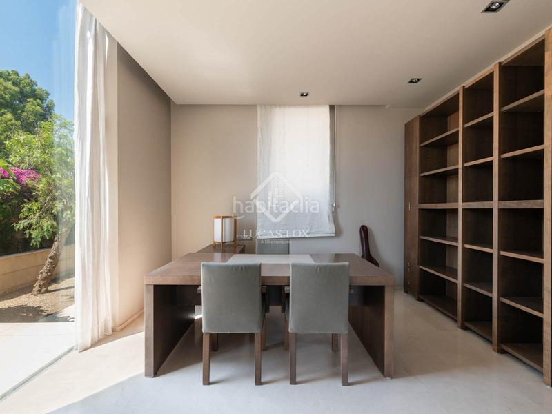 Foto a9e766ce-e745-4bea-820b-764b89070327. Alquiler chalet villa de 6 dormitorios en primera línea de mar en alquiler mar en Gavà