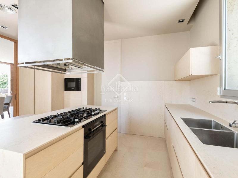 Foto b2a2de8c-3caf-45af-af1b-1ff9719b0337. Alquiler chalet villa de 6 dormitorios en primera línea de mar en alquiler mar en Gavà