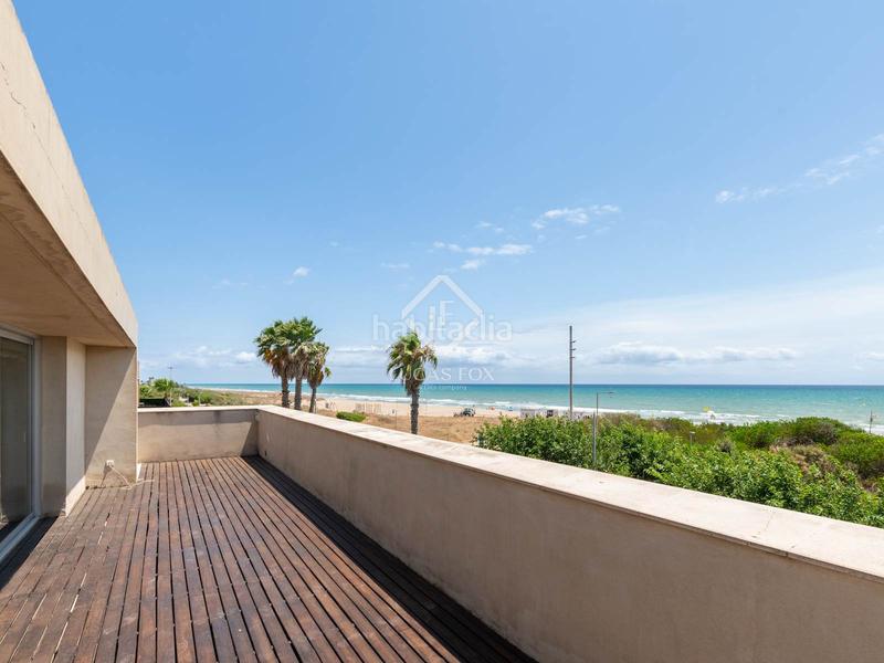Foto b2dde6e9-93da-4d3d-bc1f-bd5762c884c6. Alquiler chalet villa de 6 dormitorios en primera línea de mar en alquiler mar en Gavà