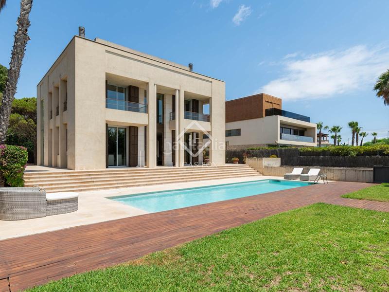 Foto d75ce6bc-21e4-451e-9a9d-72f4619b5484. Alquiler chalet villa de 6 dormitorios en primera línea de mar en alquiler mar en Gavà