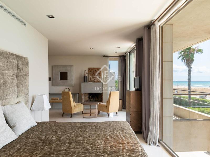 Foto e3ad73de-3b99-45ae-9a84-a3d6a5e133ab. Alquiler chalet villa de 6 dormitorios en primera línea de mar en alquiler mar en Gavà