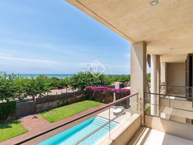 Foto f101ec3c-774e-4dfe-8037-100b22354d05. Alquiler chalet villa de 6 dormitorios en primera línea de mar en alquiler mar en Gavà