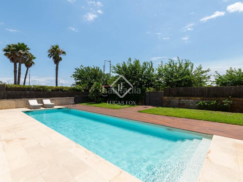 Foto feade348-fdb2-4ba2-b651-6e056c8d9b08. Alquiler chalet villa de 6 dormitorios en primera línea de mar en alquiler mar en Gavà