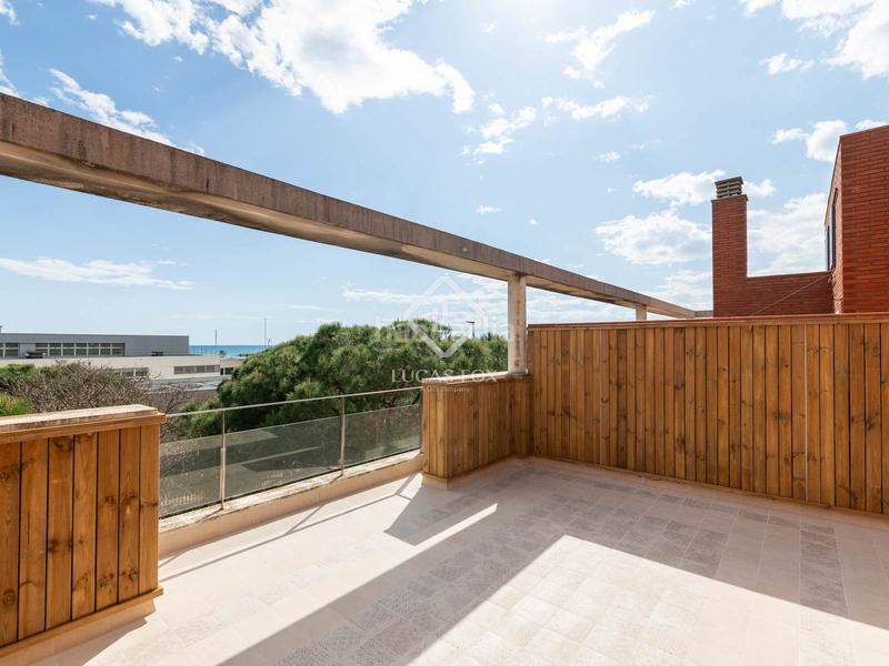 Foto 1cd726cc-d32d-4b57-b036-b88fa2211e8f. Alquiler chalet luminosa casa adosada de 4 dormitorios en alquiler mar, a solo un minuto a pie del mar en Gavà