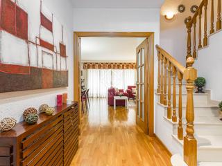 Chalet à El Camp d´en Grassot i Gràcia Nova. Exclusiva casa unifamiliar con espacios amplios, terraza de ensu