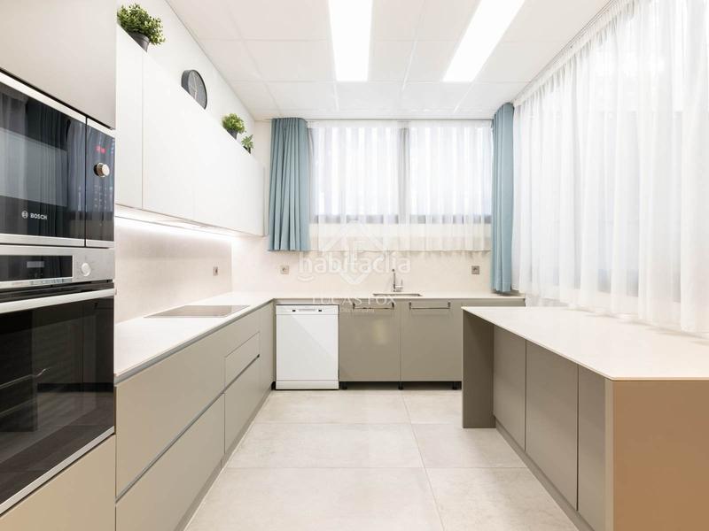 Foto 0719cbde-b9b6-475d-99b6-01516eadc6ca. Piso moderno piso dúplex con terraza, plaza de aparcamiento y trastero incluidos en venta en Castelldefels