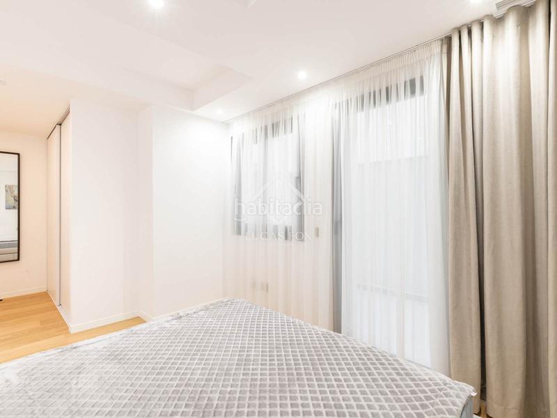 Foto cb5ea77b-6363-4ef2-b814-885d4ca9f7fa. Piso moderno piso dúplex con terraza, plaza de aparcamiento y trastero incluidos en venta en Castelldefels
