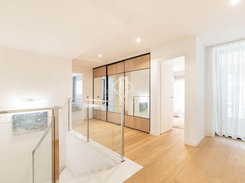 Foto cc8bd304-a567-4ff6-a67c-56c5f264101c. Piso moderno piso dúplex con terraza, plaza de aparcamiento y trastero incluidos en venta en Castelldefels