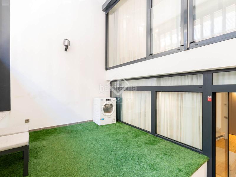 Foto d98821d4-4e6f-49f0-b79f-3f86e5a7e5d3. Piso moderno piso dúplex con terraza, plaza de aparcamiento y trastero incluidos en venta en Castelldefels