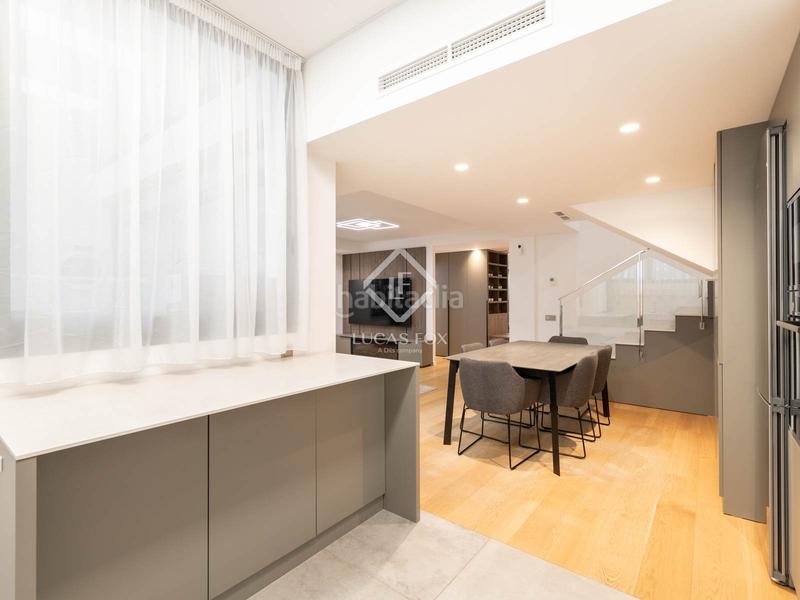 Foto f81b112f-430c-4fed-a4c4-031ecc416414. Piso moderno piso dúplex con terraza, plaza de aparcamiento y trastero incluidos en venta en Castelldefels