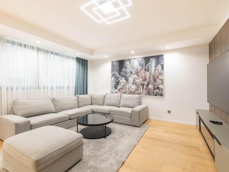 Foto f9defd8c-4500-4012-bc1b-c88435058101. Piso moderno piso dúplex con terraza, plaza de aparcamiento y trastero incluidos en venta en Castelldefels