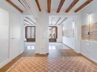 Miete Etagenwohnung in Raval. En alquiler piso renovado con terraza en el raval