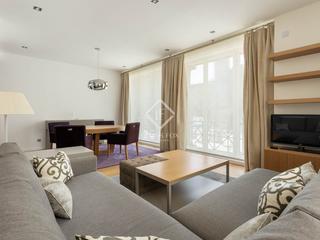 Miete Etagenwohnung in St. Pere - Sta. Caterina - El Born. Estupendo piso amueblado y equipado con vistas a la catedral, en