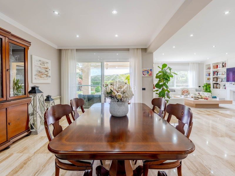 Foto f1bdf5a9-b179-41f9-a5d6-657c2b93971c. Xalet amb calefacció aparcament piscina a Teià