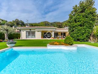 Xalet a Teià. Casa en excelentes condiciones de 4 dormitorios en venta en teià