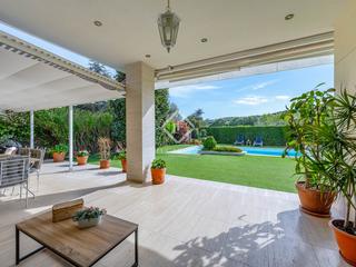 Xalet a Teià. Casa en excelentes condiciones de 4 dormitorios en venta en teià