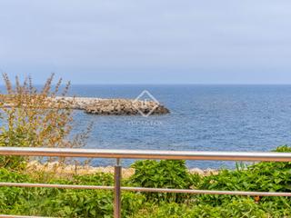 Pis a El Pedró. Precioso piso con terraza en venta en primera línea de mar en el