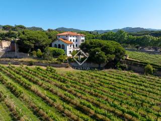 Bauernhof in Alella. Casa rural de 10 dormitorios con 27,090m de jardín en venta en a