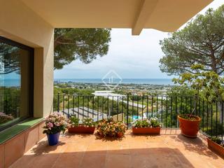 Chalet à Cabrils. Casa  villa en excelentes condiciones de 4 dormitorios con 775m