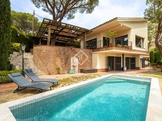 Chalet in Cabrils. Casa  villa en excelentes condiciones de 4 dormitorios con 775m