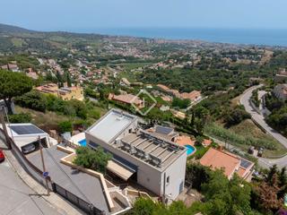 Chalet dans Alella. Casa  villa de 4 dormitorios  y con vistas al mar en venta en al