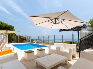 Xalet a Alella. Casa  villa de 4 dormitorios  y con vistas al mar en venta en al