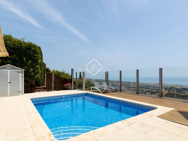 Foto 86abe30e-d677-4555-b4c2-65728c5a3435. Chalet casa villa de 4 dormitorios y con vistas al mar en venta , barcelona en Alella
