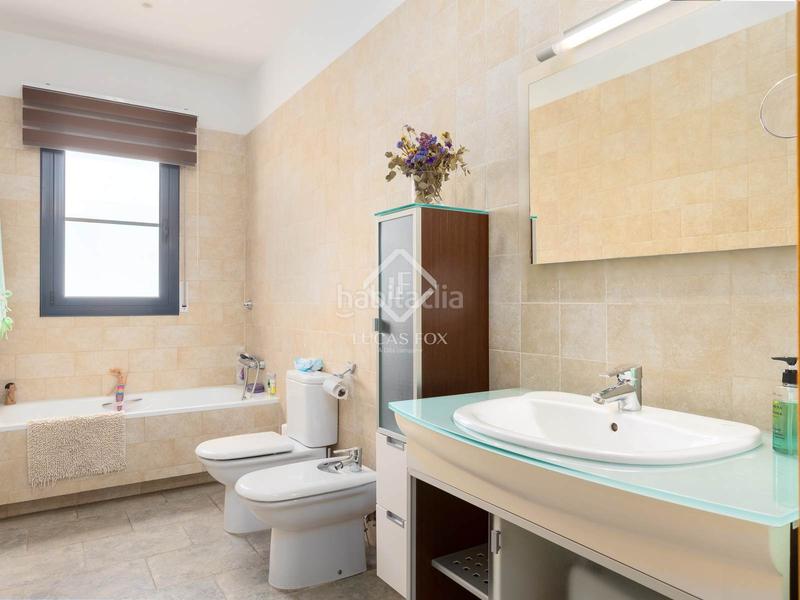 Foto a7b1c40b-cd0d-4b3a-bc89-91bc66daeada. Chalet casa villa de 4 dormitorios y con vistas al mar en venta , barcelona en Alella