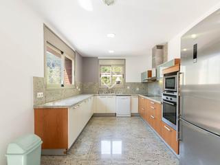 Xalet a Les Botigues de Sitges. Villa de 4 dormitorios con vistas panorámicas en venta en botigu