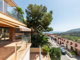 Chalet en Les Botigues de Sitges. Villa de 4 dormitorios con vistas panorámicas en venta en botigu