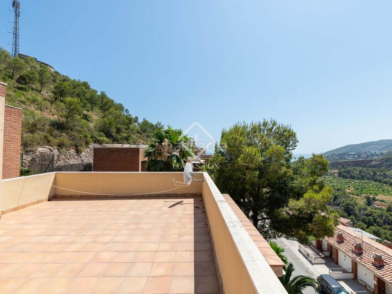 Foto 0b24fdfe-8765-414a-981d-be7f24ea0bac. Chalet villa de 4 dormitorios con vistas panorámicas en venta en botigues en Sitges