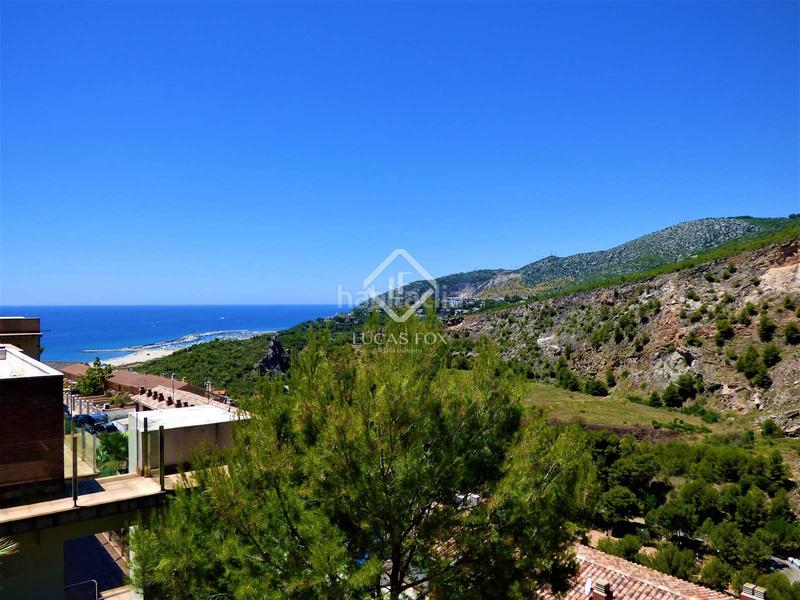 Foto 0be56d82-0e62-4cd5-802e-f2f35690dcf8. Chalet villa de 4 dormitorios con vistas panorámicas en venta en botigues en Sitges