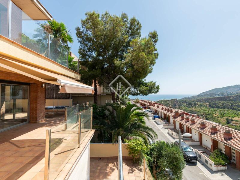Foto 3192a272-6875-41fb-8323-02e0c2504504. Chalet villa de 4 dormitorios con vistas panorámicas en venta en botigues en Sitges