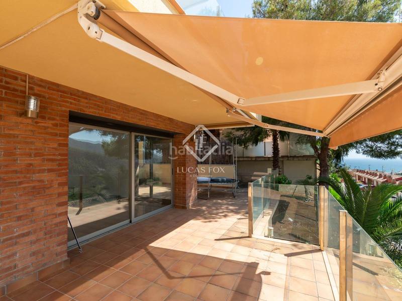 Foto 3f5b5182-e81a-4902-85cf-f6f52981a455. Chalet villa de 4 dormitorios con vistas panorámicas en venta en botigues en Sitges