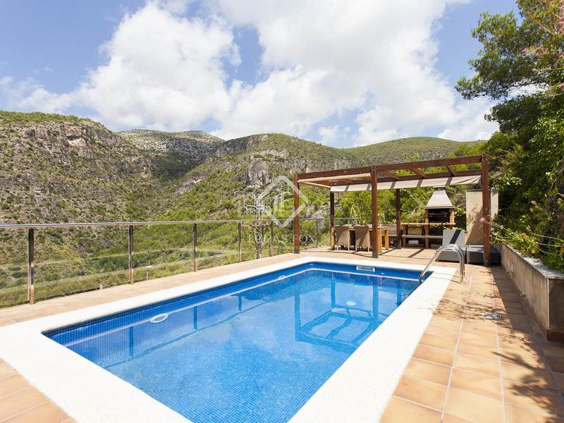 Foto 42e5b08e-6469-4320-80f9-2589afac98c0. Chalet villa de 4 dormitorios con vistas panorámicas en venta en botigues en Sitges