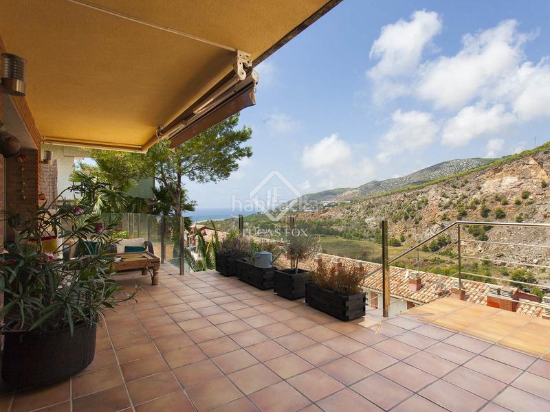 Foto 4395b789-f3c1-4932-aa32-50f90142278d. Chalet villa de 4 dormitorios con vistas panorámicas en venta en botigues en Sitges
