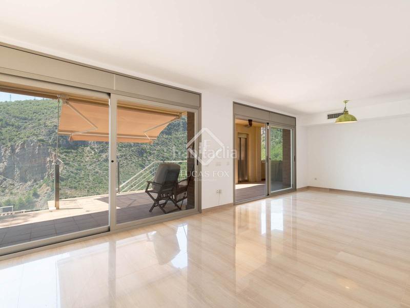 Foto 4b8f05e5-3f46-4898-9ad8-b88489f021b6. Chalet villa de 4 dormitorios con vistas panorámicas en venta en botigues en Sitges