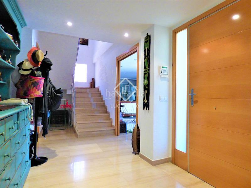 Foto 529e3873-89ac-4900-883c-2591367fc3f8. Chalet villa de 4 dormitorios con vistas panorámicas en venta en botigues en Sitges